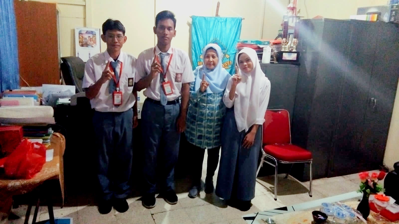 Kepala SMK BINA KARYA, Hj. Sri Partini Dukung Atletnya Bertanding Kepala SMK BINA KARYA, Hj. Sri Partini Dukung Atletnya Bertanding TAEKWONDO SMK BINA KARYA