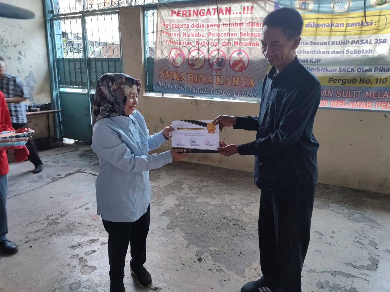Ekstra Kurikuler Taekwondo Serahkan Piagam Penghargaan Juara 1 Lomba Kompetisi Penulisan Artikel  TAEKWONDO SMK BINA KARYA